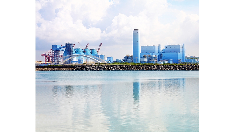 台電公司一直思考如何保護環境與當地共生共榮，現在佇立大林電廠旁，可感受海風徐徐、天海相連的美景。